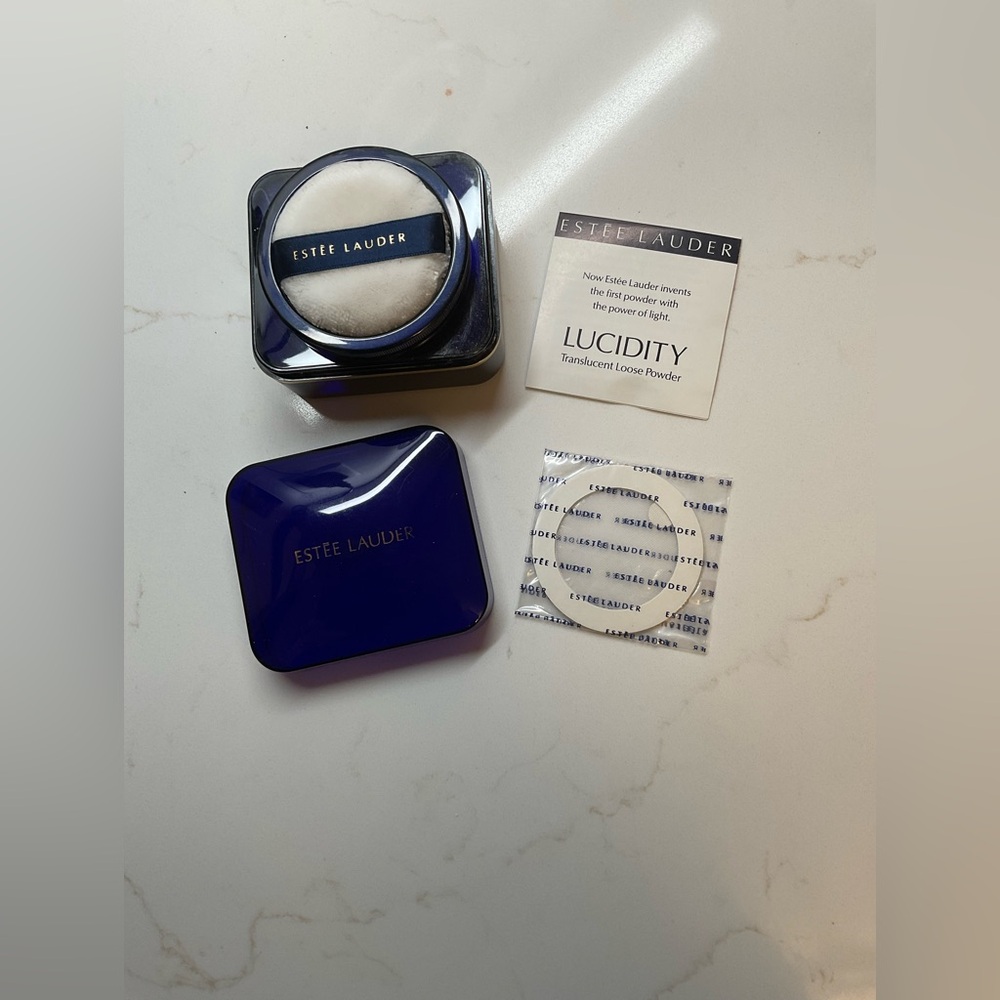 Estee Lauder Lucidity Translucent Loose Powder in Porcelain -07